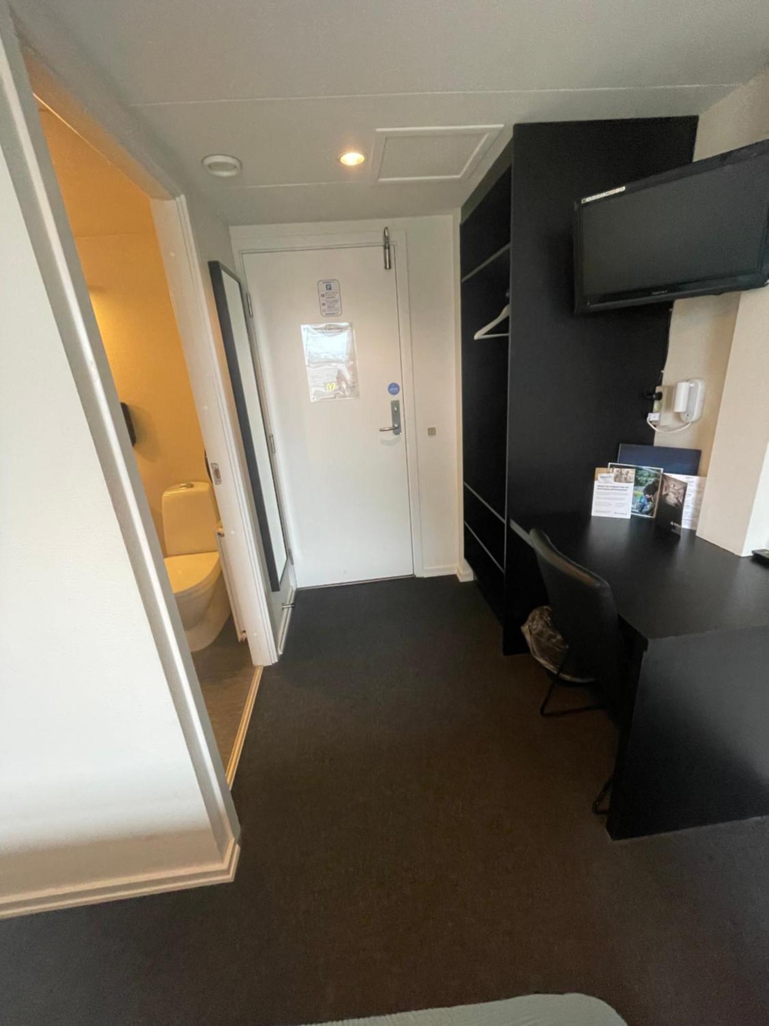 Stoberiet Pansiyon Svendborg Dış mekan fotoğraf A typical studio apartment in the UK