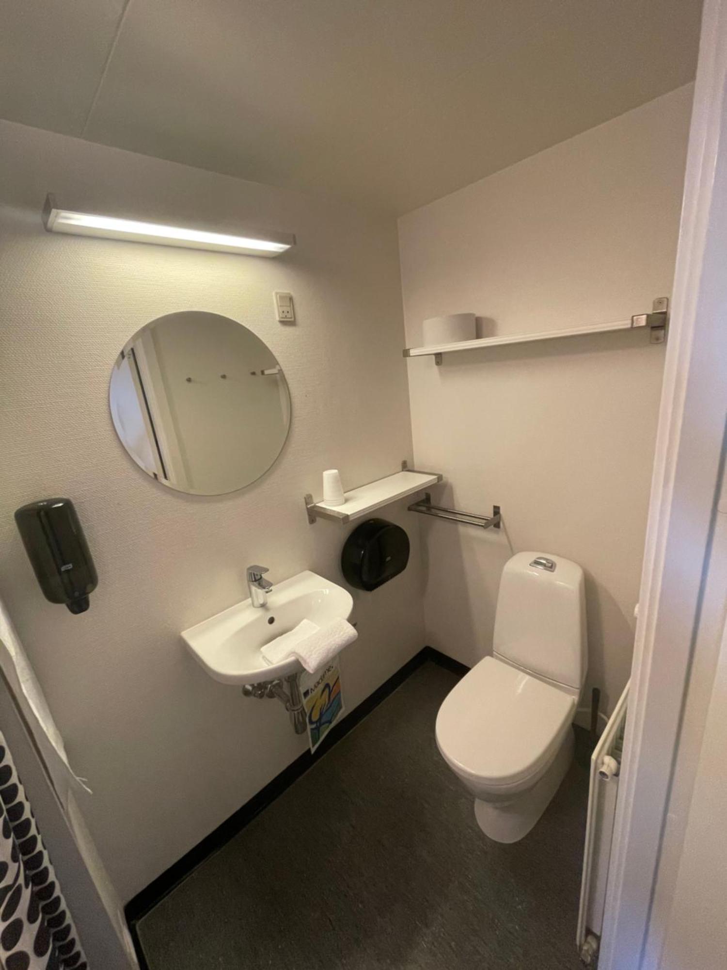 Stoberiet Pansiyon Svendborg Dış mekan fotoğraf A typical bathroom in a hostel