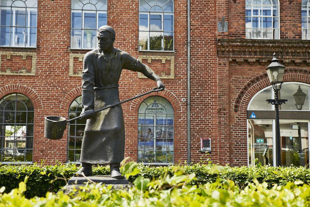 Stoberiet Pansiyon Svendborg Dış mekan fotoğraf The statue of Mary Shelley in front of the school